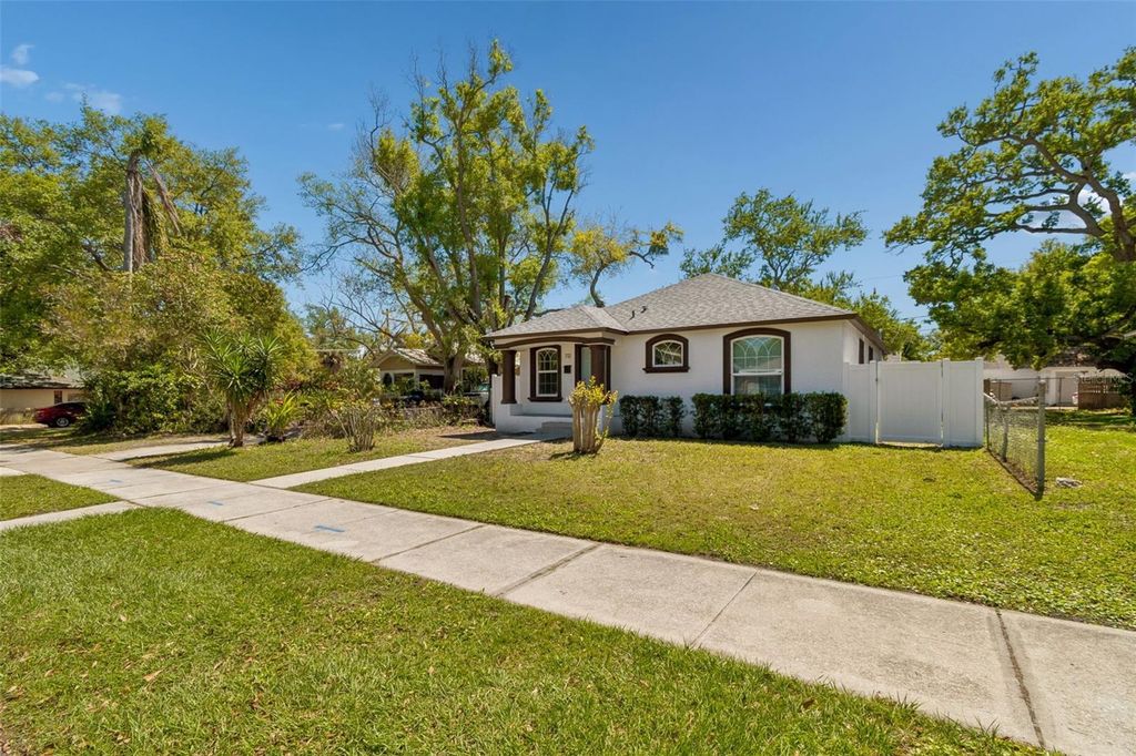 Image 6 of property listing at 712 15TH AVENUE S, St Petersburg, FL 33701