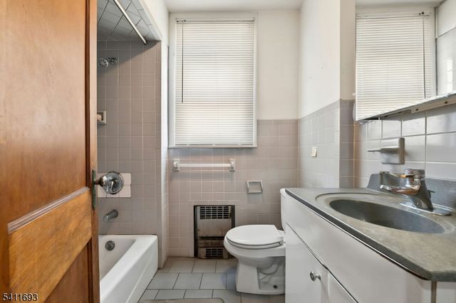 419 Hamilton St, Harrison Town, NJ 07029