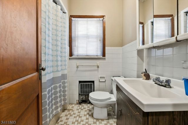 419 Hamilton St, Harrison Town, NJ 07029