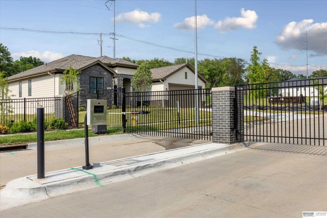 8646 Loveland Estates Court, Omaha, NE 68124