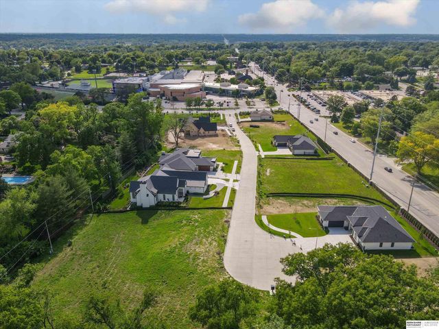 8646 Loveland Estates Court, Omaha, NE 68124