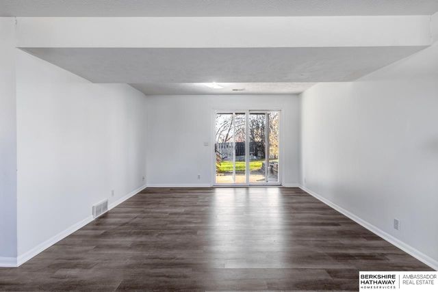 1106 Marshall Circle, Papillion, NE 68046