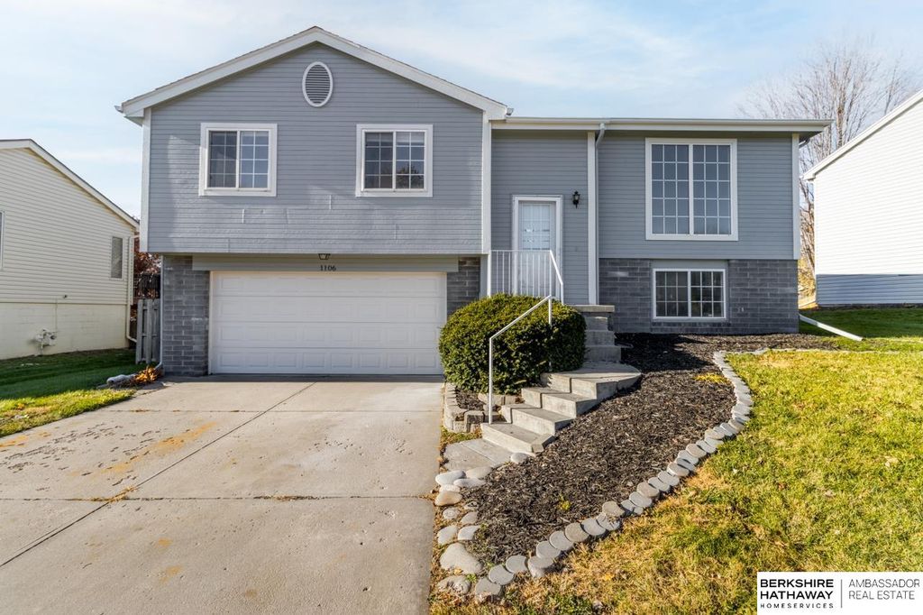 1106 Marshall Circle, Papillion, NE 68046