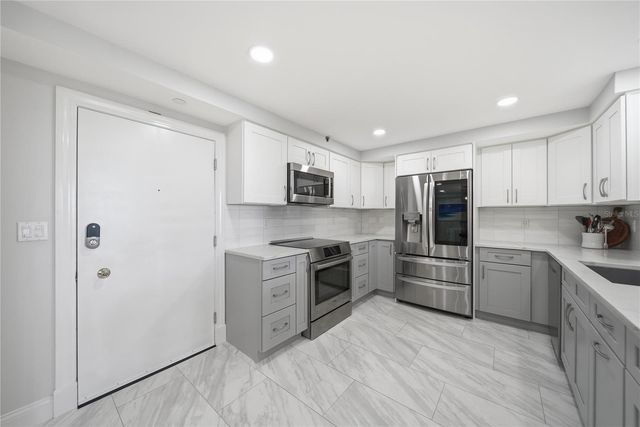 1 KEY CAPRI 306E, Treasure Island, FL 33706