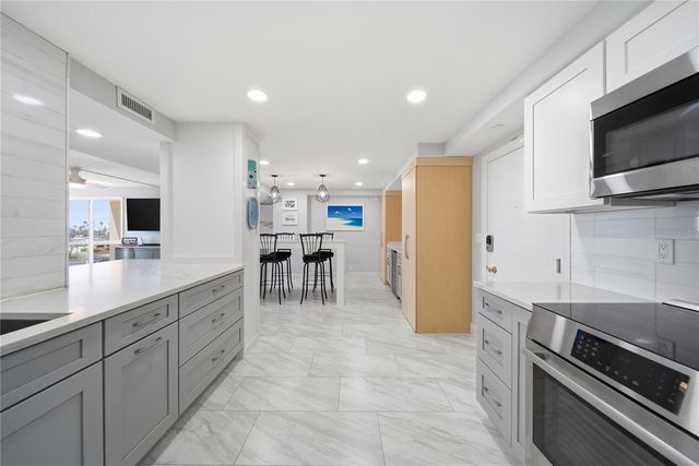 1 KEY CAPRI 306E, Treasure Island, FL 33706