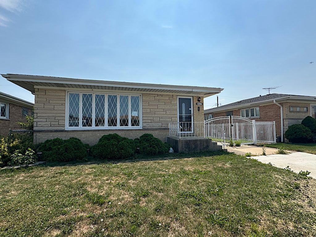 8517 W Carmen Avenue, Chicago, IL 60656