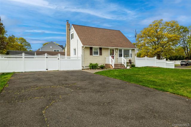 532 Rockaway Street, West Islip, NY 11795