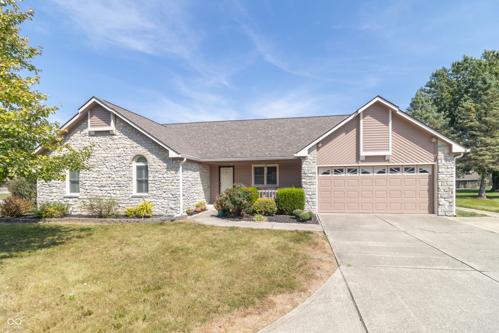 6084 W Deer Run Drive, New Palestine, IN 46163