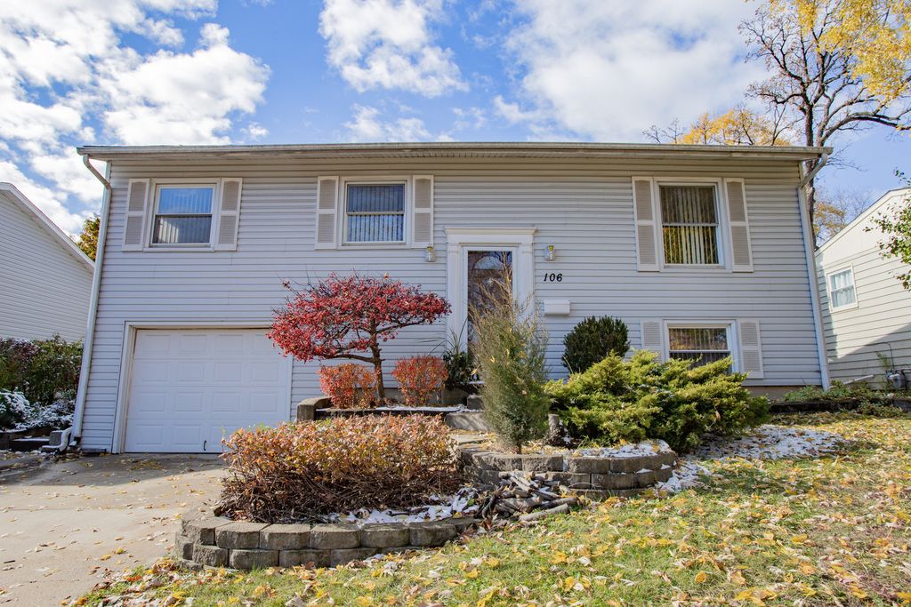 106 Woodcrest Circle, Streamwood, IL 60107