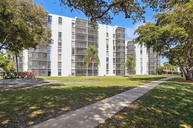 3101 N Country Club Dr 102, Aventura, FL 33180