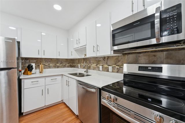 3101 N Country Club Dr 102, Aventura, FL 33180