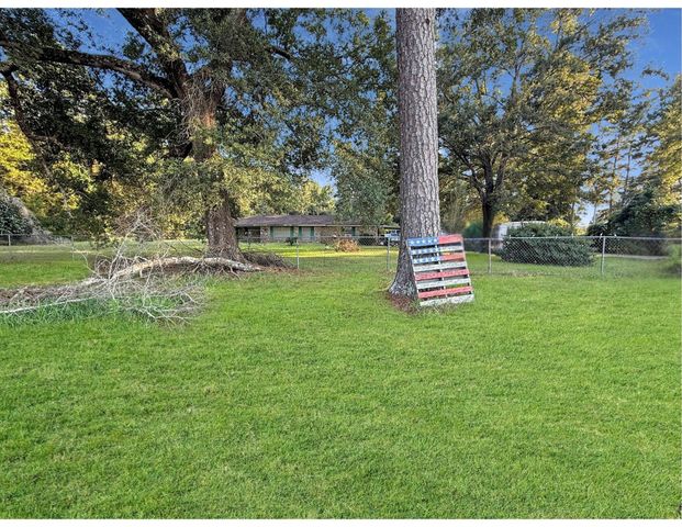 5604 Highway 105, Hull, TX 77564