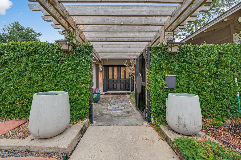 10034 Meadow Lake Lane, Houston, TX 77042