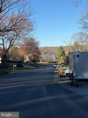 3209 SHOREVIEW RD, Triangle, VA 22172