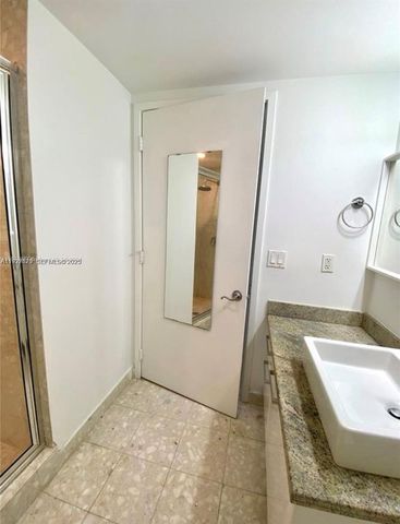 185 SW 7th St 1406, Miami, FL 33130