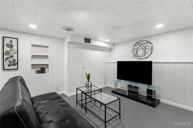 4727 Nelson Drive, St Louis, MO 63121