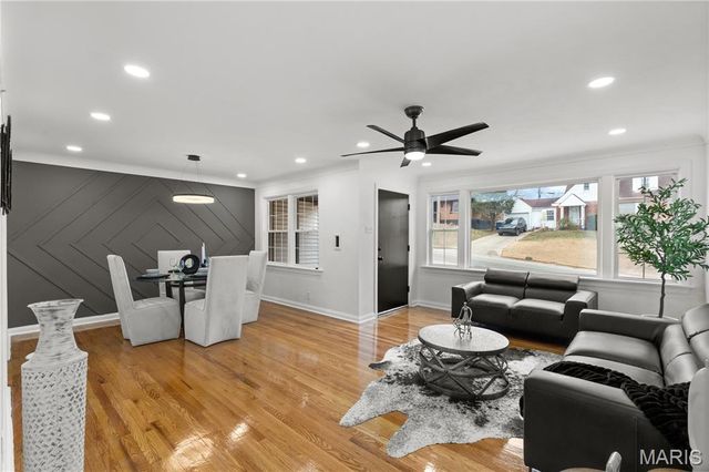 4727 Nelson Drive, St Louis, MO 63121