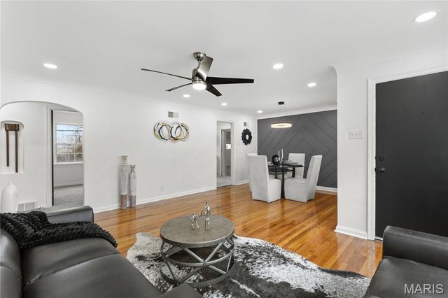 4727 Nelson Drive, St Louis, MO 63121