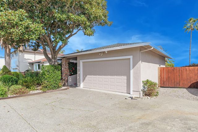 45 Del Oro Lagoon Dr, Novato, CA 94949