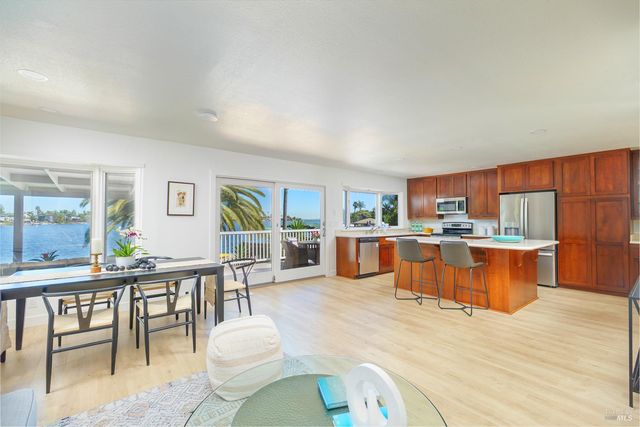 45 Del Oro Lagoon Dr, Novato, CA 94949