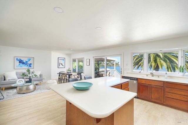 45 Del Oro Lagoon Dr, Novato, CA 94949