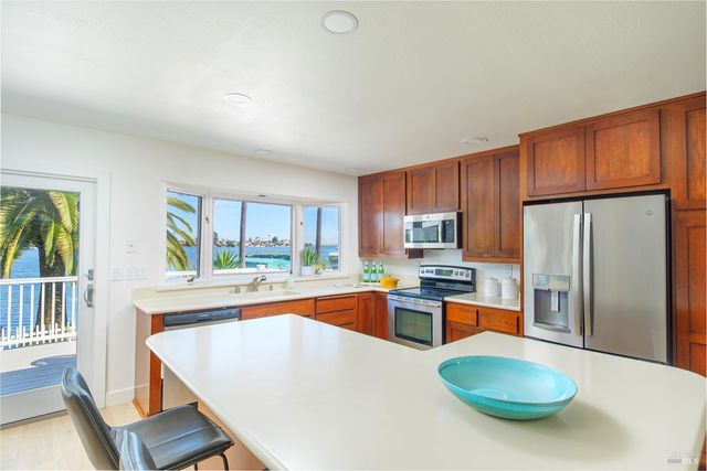 45 Del Oro Lagoon Dr, Novato, CA 94949