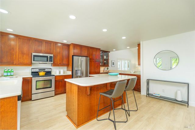 45 Del Oro Lagoon Dr, Novato, CA 94949