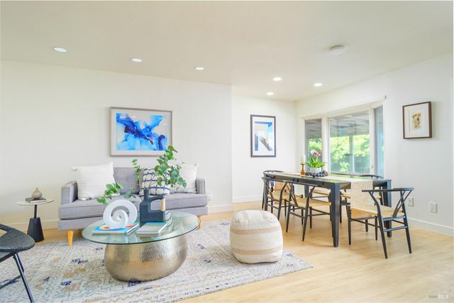 45 Del Oro Lagoon Dr, Novato, CA 94949