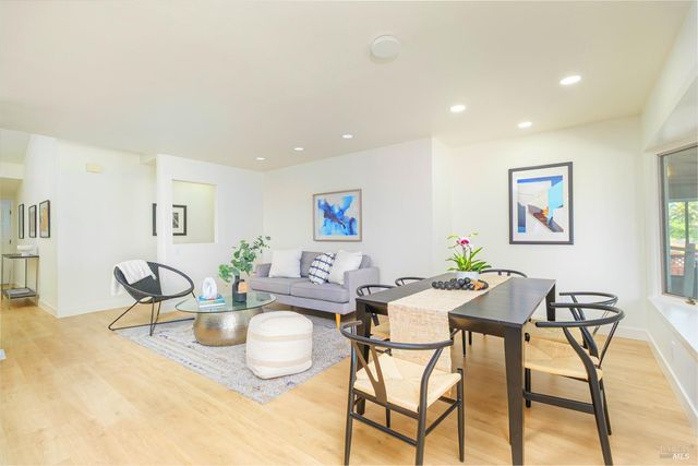 45 Del Oro Lagoon Dr, Novato, CA 94949