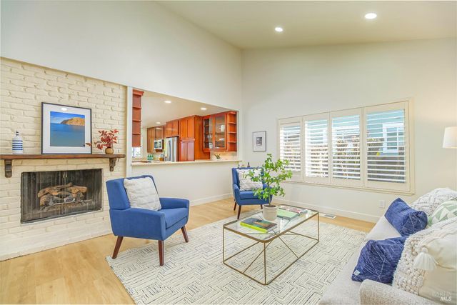 45 Del Oro Lagoon Dr, Novato, CA 94949