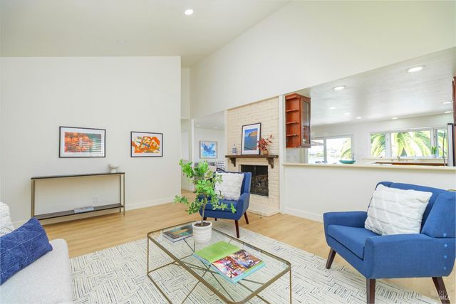 45 Del Oro Lagoon Dr, Novato, CA 94949