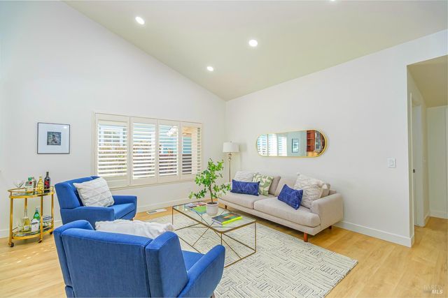 45 Del Oro Lagoon Dr, Novato, CA 94949