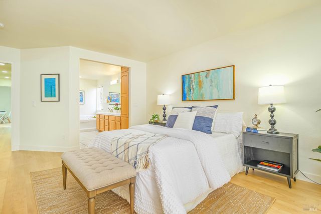 45 Del Oro Lagoon Dr, Novato, CA 94949