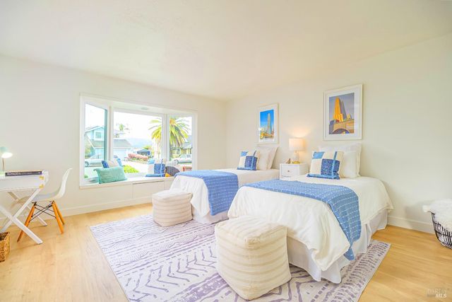 45 Del Oro Lagoon Dr, Novato, CA 94949