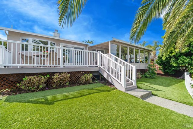 45 Del Oro Lagoon Dr, Novato, CA 94949