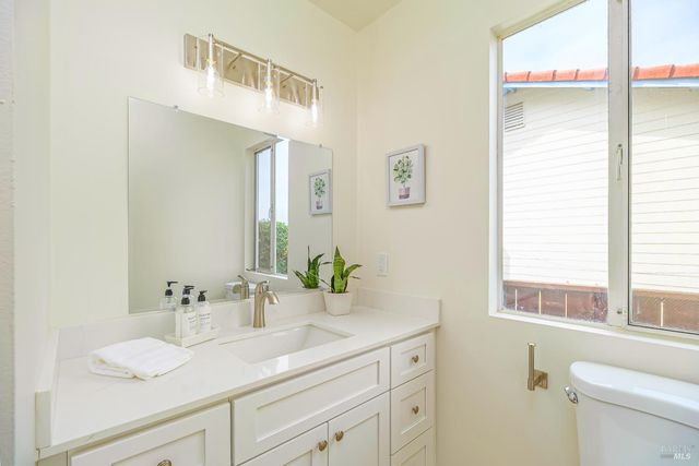 45 Del Oro Lagoon Dr, Novato, CA 94949