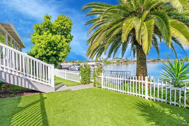 45 Del Oro Lagoon Dr, Novato, CA 94949