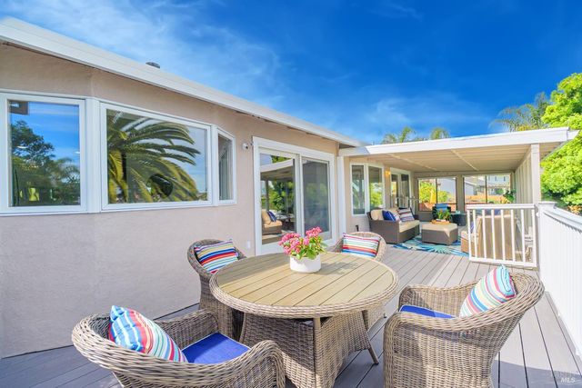 45 Del Oro Lagoon Dr, Novato, CA 94949