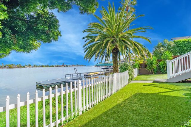 45 Del Oro Lagoon Dr, Novato, CA 94949