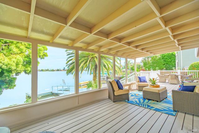 45 Del Oro Lagoon Dr, Novato, CA 94949