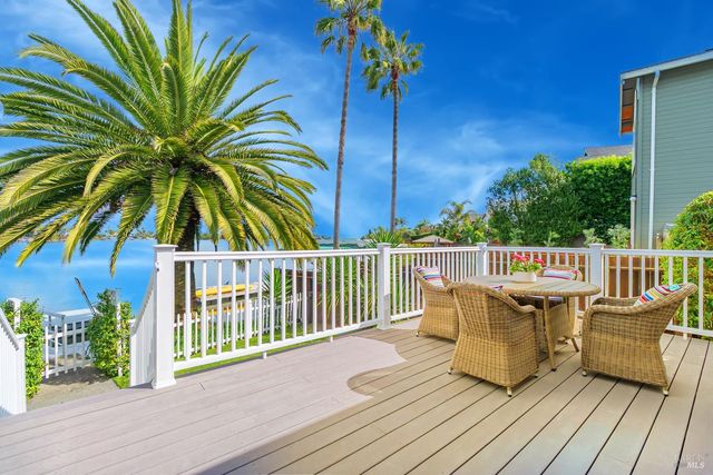 45 Del Oro Lagoon Dr, Novato, CA 94949