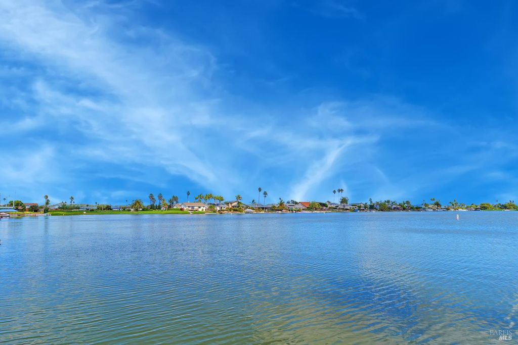 45 Del Oro Lagoon Dr, Novato, CA 94949