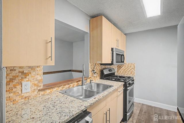 208 Sunshine Court, Parlin, NJ 08859
