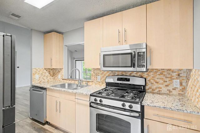 208 Sunshine Court, Parlin, NJ 08859