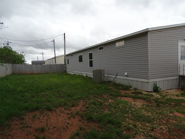 1123 Market Street, Tye, TX 79563
