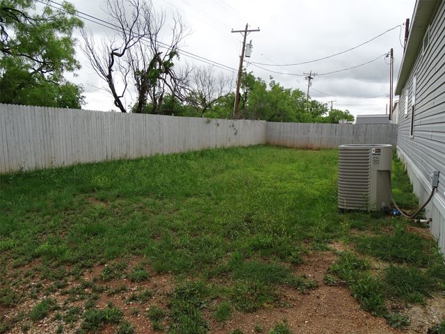 1123 Market Street, Tye, TX 79563