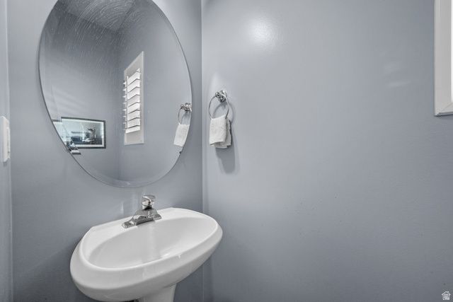 5196 W DOVE CREEK LN, West Jordan, UT 84081
