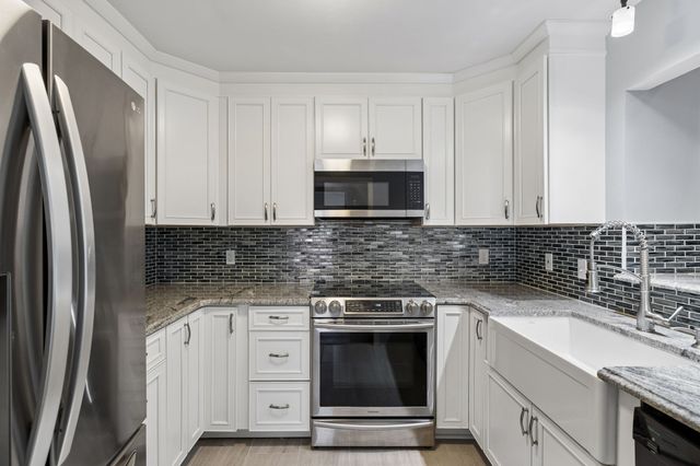 939 Russell St Apt 16, Nashville, TN 37206