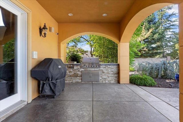 9570 S Canyon Ct, Orangevale, CA 95662