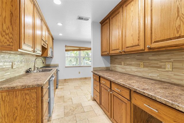 11610 NW 43rd St, Sunrise, FL 33323